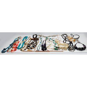 Huge Lot Necklaces Chunky Statement Etc. 20+ Wearable jewelry